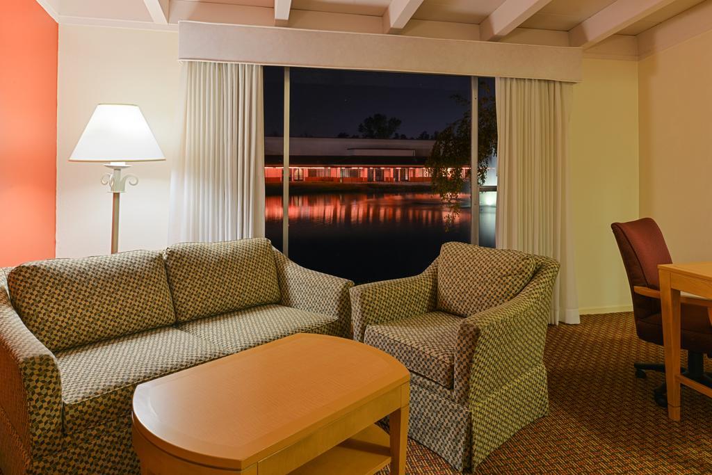 Red Lion Hotel Woodlake Conference Center Sacramento Dış mekan fotoğraf